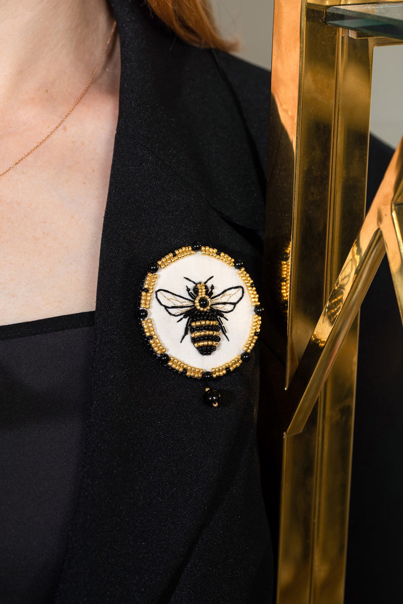 Embroidery kit Klart Brooch. Bee - TimeToCraft